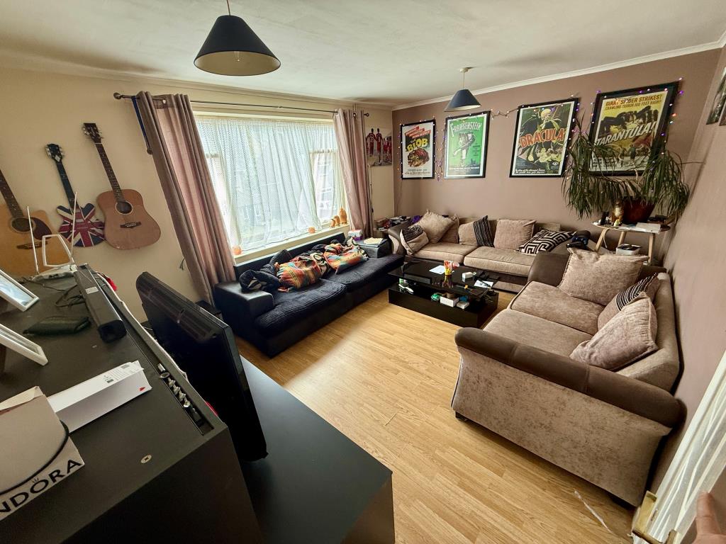 Lot: 36 - FREEHOLD MIXED USE BLOCK FOR INVESTMENT WITH DEVELOPMENT POTENTIAL - 74 Holland Road living room